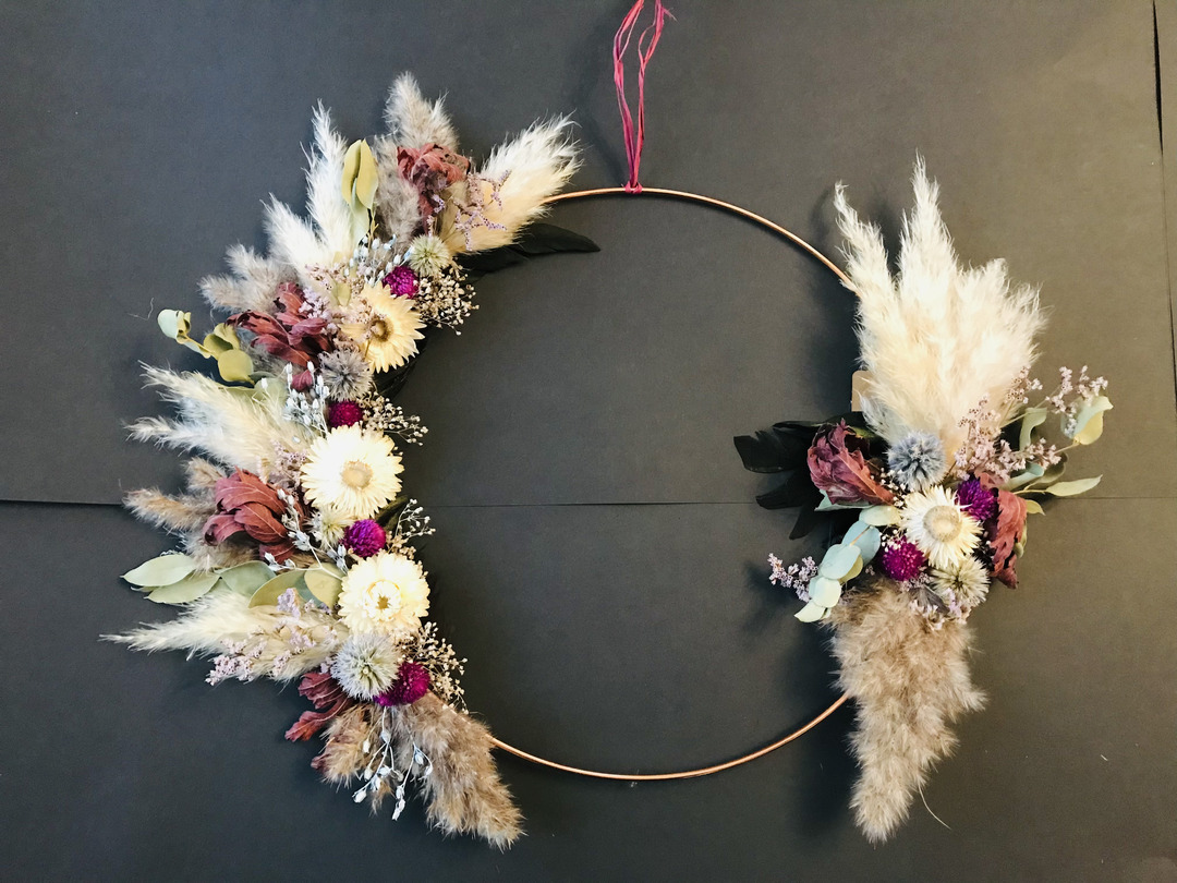 About Us couronne fleurs fond noir